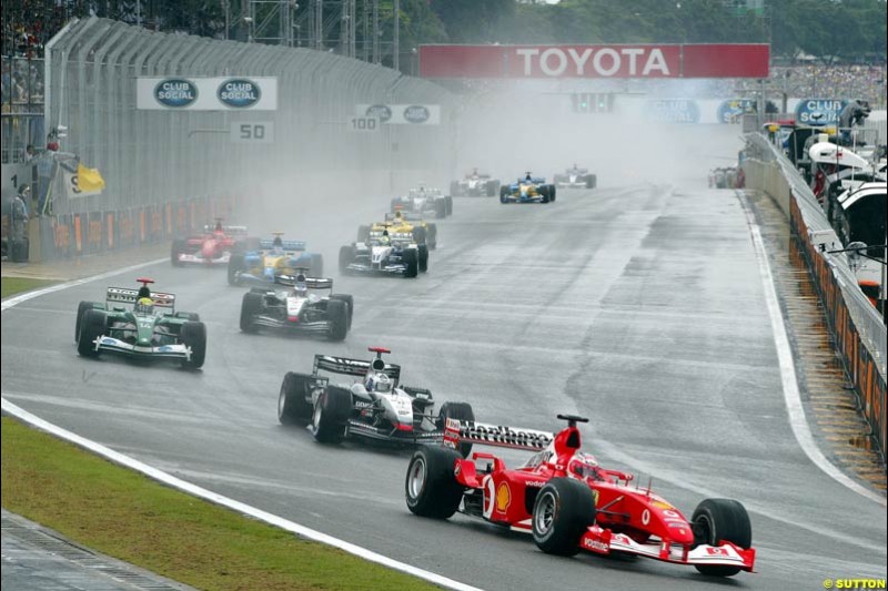 Rubens Barrichello, Ferrari, leads the field. Brazilian Grand Prix. Interlagos, Sao Paulo, April 6th 2003.