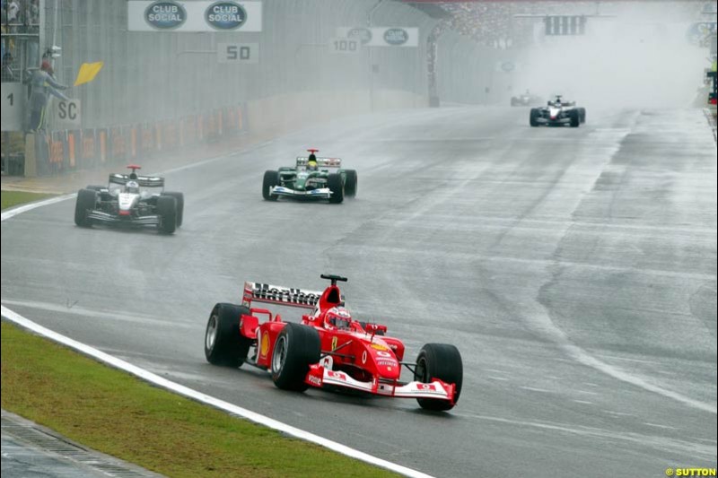 Rubens Barrichello, Ferrari, leads the field. Brazilian Grand Prix. Interlagos, Sao Paulo, April 6th 2003.