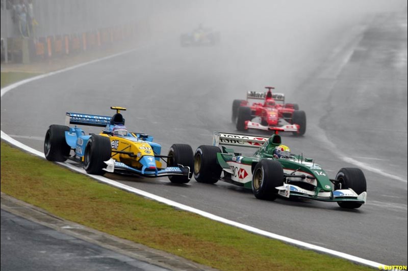 Mark Webber, Jaguar, holds off Jarno Trulli, Renault. Brazilian Grand Prix. Interlagos, Sao Paulo, April 6th 2003.