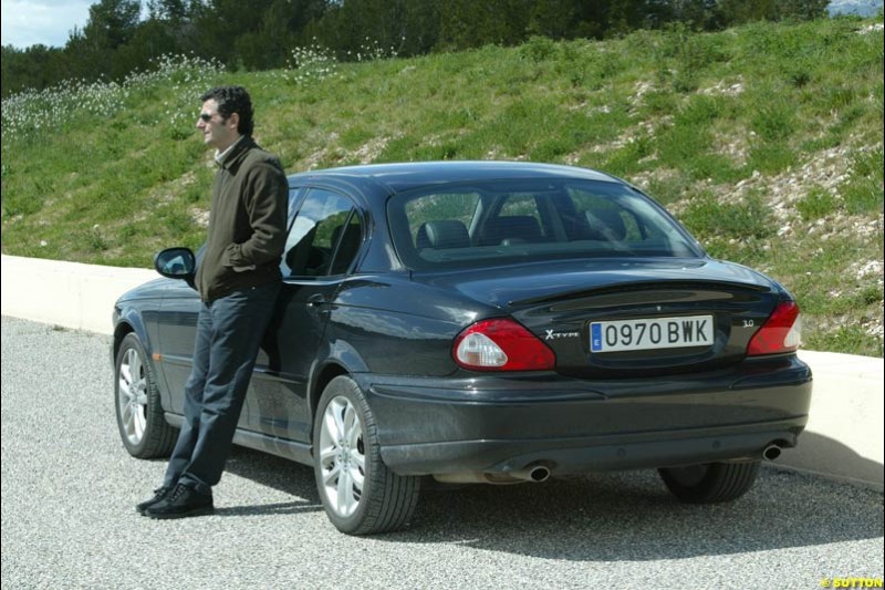 Pedro de la Rosa, McLaren, watches testing at the Paul Ricard circuit in France. 10 April, 2003.