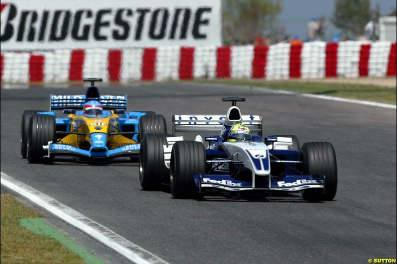 Ralf Schumacher, Williams, holds off Fernando Alonso, Renault. Spanish Grand Prix. Circuit de Catalunya, Barcelona, Spain. May 4th 2003.