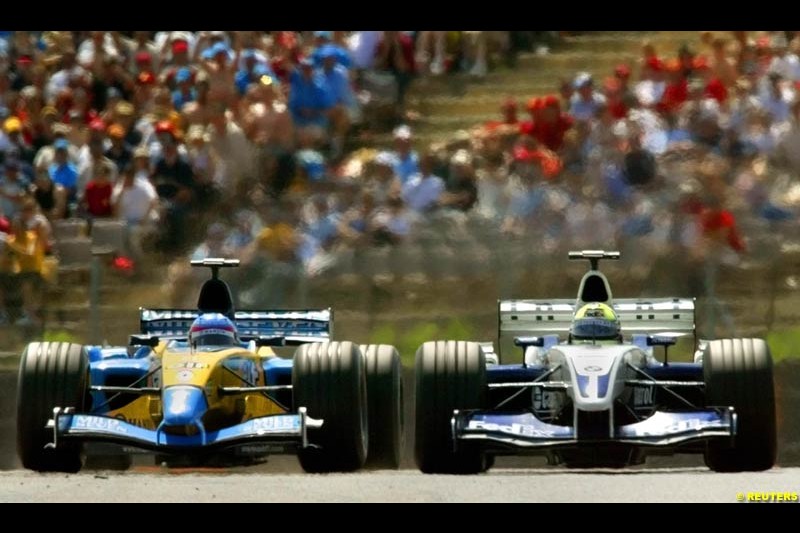 Fernando Alonso, Renault, fights with Ralf Schumacher, Williams. Grand Prix. Circuit de Catalunya, Barcelona, Spain. May 4th 2003.