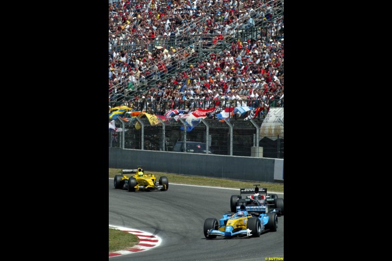 Fernando Alonso, Renault, laps back markers. Spanish Grand Prix. Circuit de Catalunya, Barcelona, Spain. May 4th 2003.