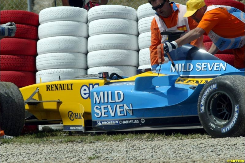 Jarno Trulli's Renault sits in the gravel after a first lap accident. Spanish Grand Prix. Circuit de Catalunya, Barcelona, Spain. May 4th 2003.