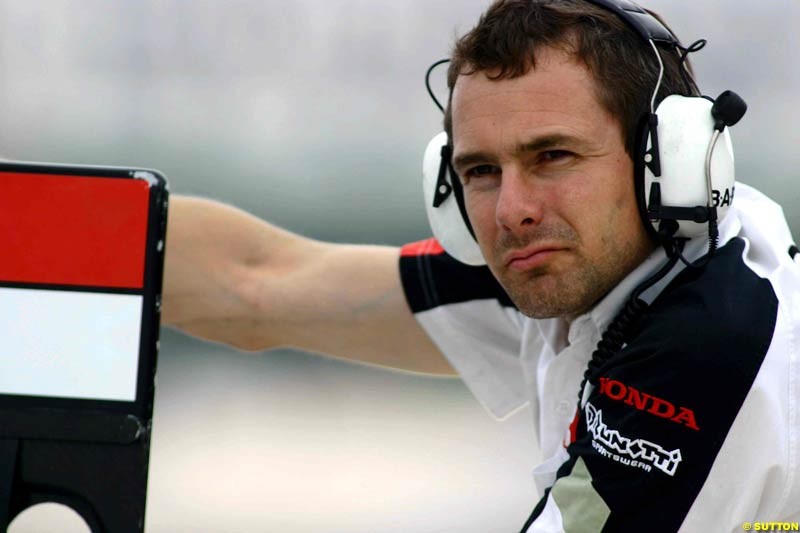 Jenson Button's BAR engineer. Testing at Paul Ricard, France. May 7th 2003.