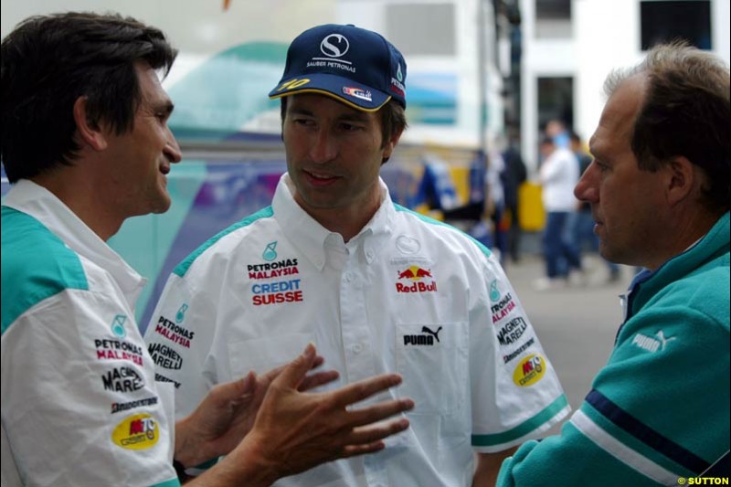 Heinz Harald Frentzen, Sauber, chats to Sauber team members during qualifying for the Austrian Grand Prix. A1-Ring, Spielberg, Austria. May 17th 2003.