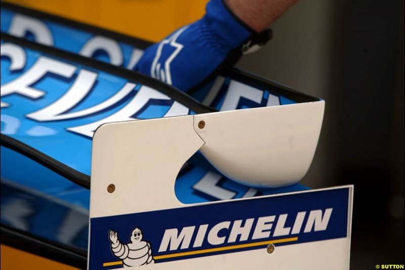 Renault's new rear wing. Thursday practice, Monaco Grand Prix. Monte Carlo, May 29th 2003.