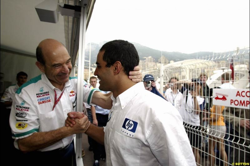 Peter Sauber congratulates Juan Pablo Montoya. Monaco Grand Prix, Sunday, June 1st 2003.