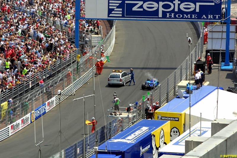 Heinz Harald Frentzen, Sauber, hits the barrier on lap 1. Monaco Grand Prix, Sunday, June 1st 2003.