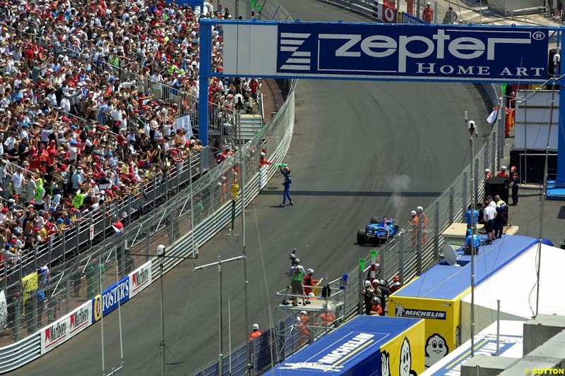 Heinz Harald Frentzen, Sauber, hits the barrier on lap 1. Monaco Grand Prix, Sunday, June 1st 2003.