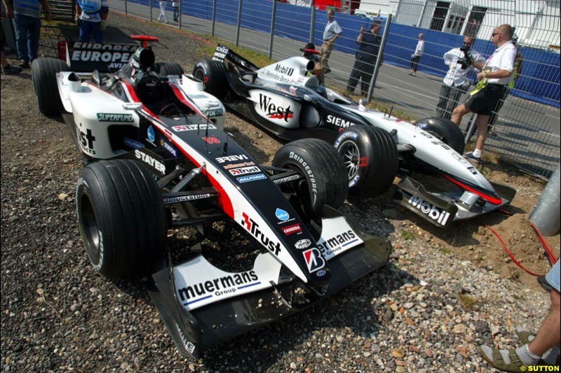 Damage to David Coulthard's McLaren and Nicolas Kiesa's Minardi, after they crashed during practice. German Grand Prix, Hockenheim, Germany. Saturday, August 2nd 2003.