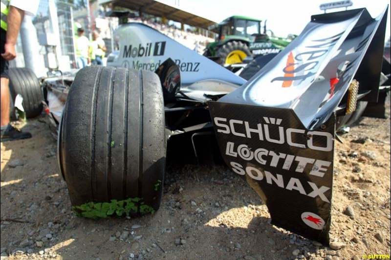 Damage to David Coulthard's McLaren and Nicolas Kiesa's Minardi, after they crashed during practice. German Grand Prix, Hockenheim, Germany. Saturday, August 2nd 2003.