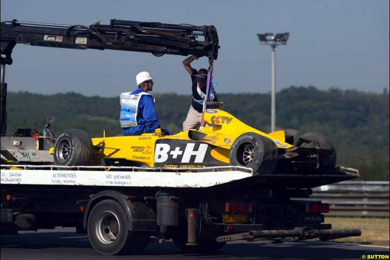 The car of Ralph Firman Jnr is recovered. Hungarian Grand Prix Saturday. Hungaroring, Budapest. 23rd August, 2003.