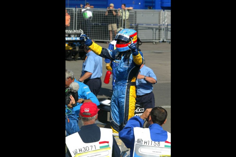 Fernando Alonso, Renault, celebrates victory. Hungarian Grand Prix Sunday. Hungaroring, Budapest. 24th August, 2003.