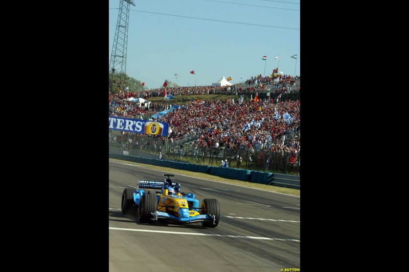 Fernando Alonso, Renault, crosses the line to take victory. Hungarian Grand Prix Sunday. Hungaroring, Budapest. 24th August, 2003.