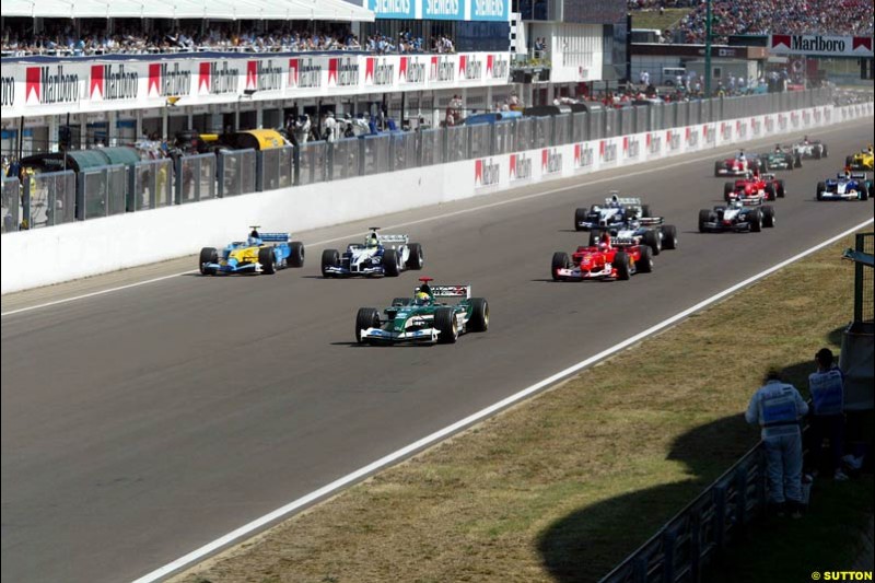 Jarno Trulli, Renault, makes a good start. Hungarian Grand Prix Sunday. Hungaroring, Budapest. 24th August, 2003.