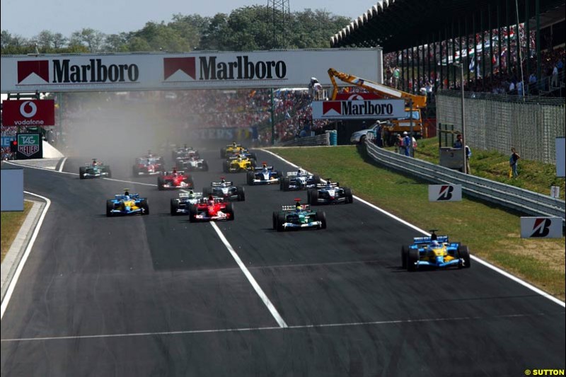 The Start. Hungarian Grand Prix Sunday. Hungaroring, Budapest. 24th August, 2003.