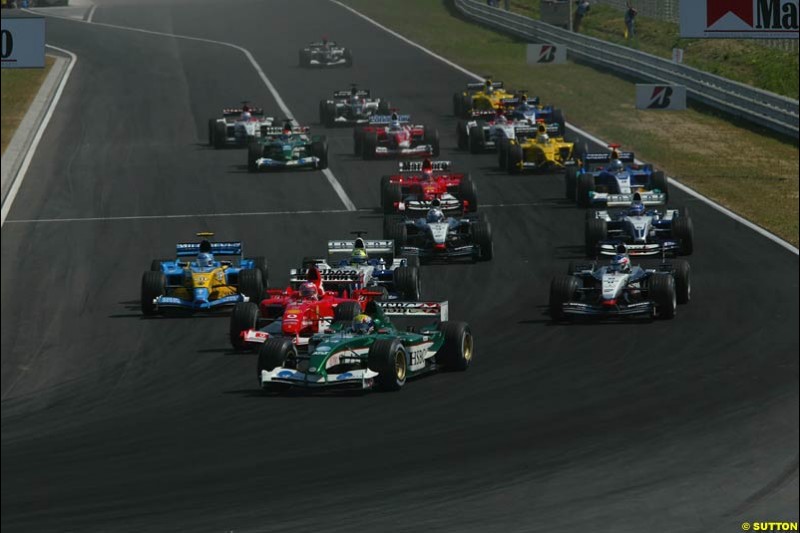 The Start. Hungarian Grand Prix Sunday. Hungaroring, Budapest. 24th August, 2003.