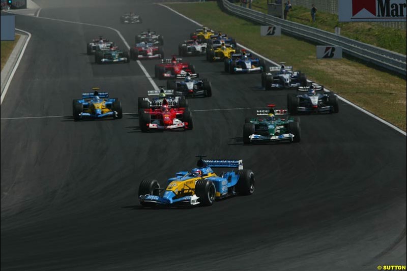 Fernando Alonso, Renault, leads from the start. Hungarian Grand Prix Sunday. Hungaroring, Budapest. 24th August, 2003.