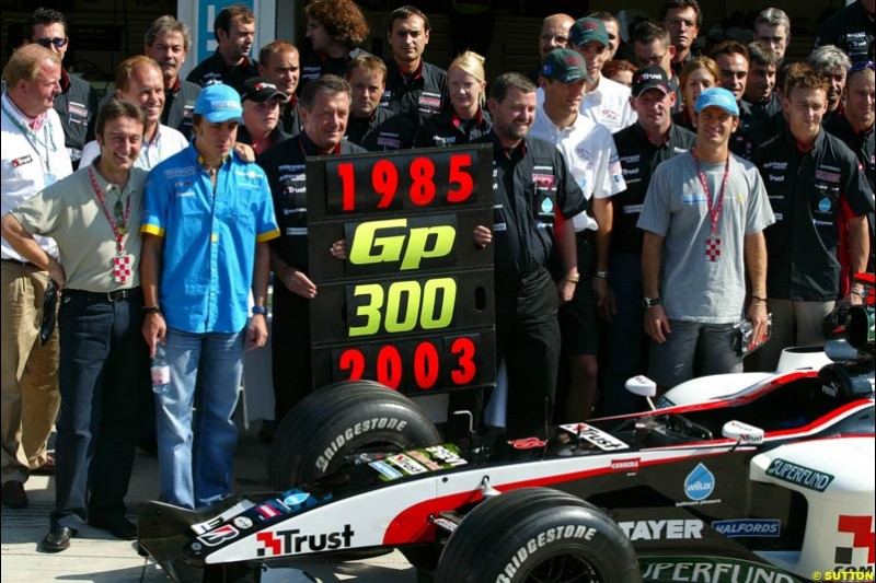 Minardi celebrate their 300th Grand Prix. Hungarian Grand Prix Sunday. Hungaroring, Budapest. 24th August, 2003.