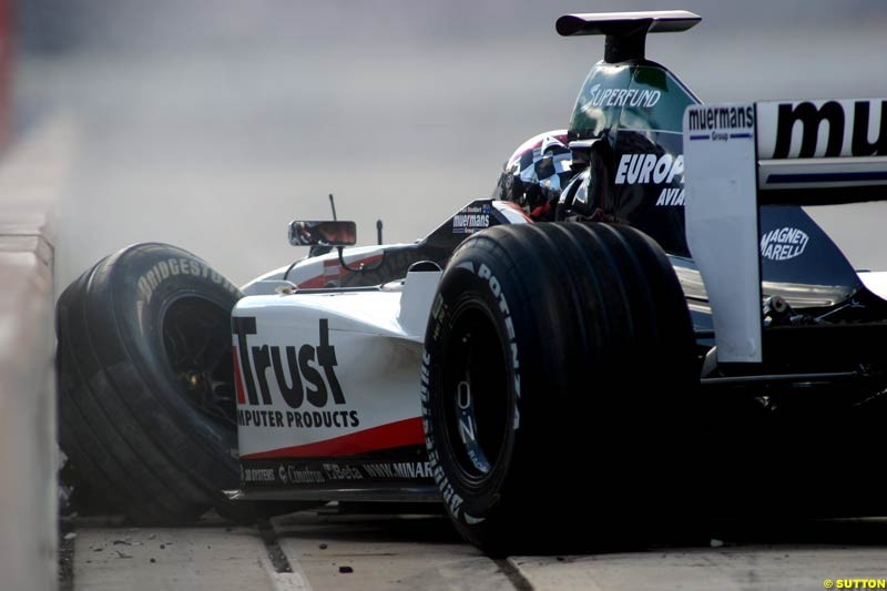 Paul Stoddart crashes the PS01. Minardi Thunder at the Rock, Rockingham, England. 29-31 August 2003