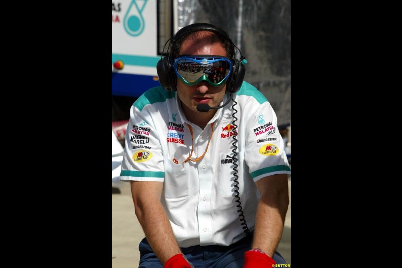 Sauber mechanic. United States GP, Indianapolis Motor Speeway. Thursday, September 25th 2003.