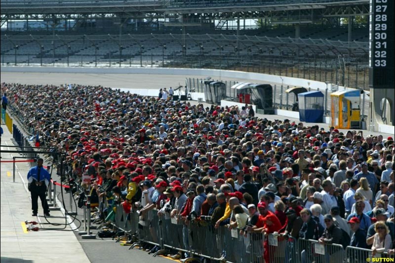 The crowd gathers for the pit walkabout. United States GP, Indianapolis Motor Speeway. Thursday, September 25th 2003.
