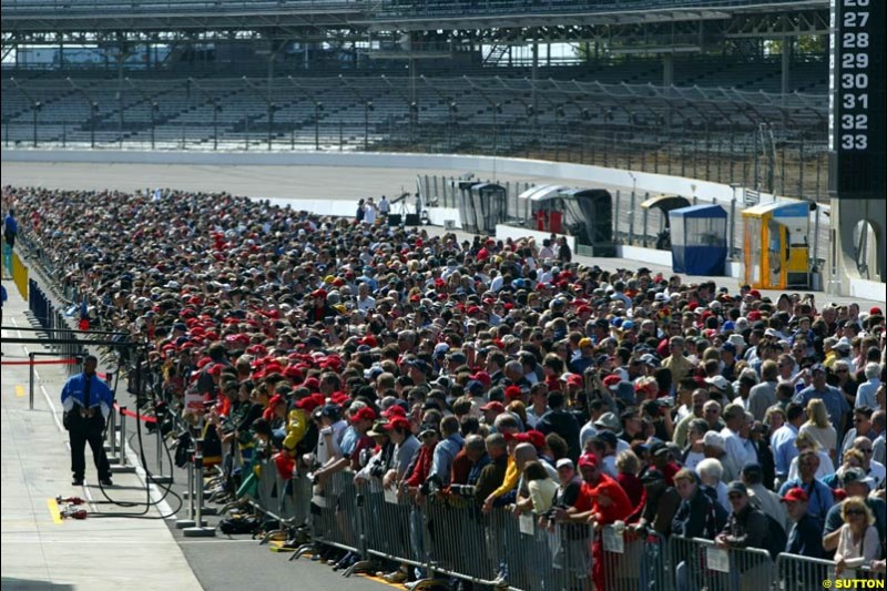 The crowd gathers for the pit walkabout. United States GP, Indianapolis Motor Speeway. Thursday, September 25th 2003.
