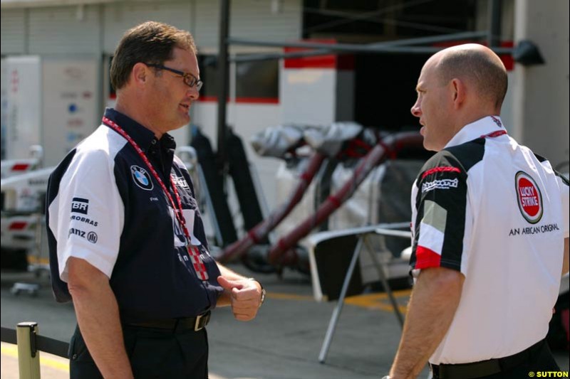 Frank Dernie, Williams, with Jock Clear, BAR. Japanese Grand Prix, Suzuka, Japan. Saturday, October 11th 2003.