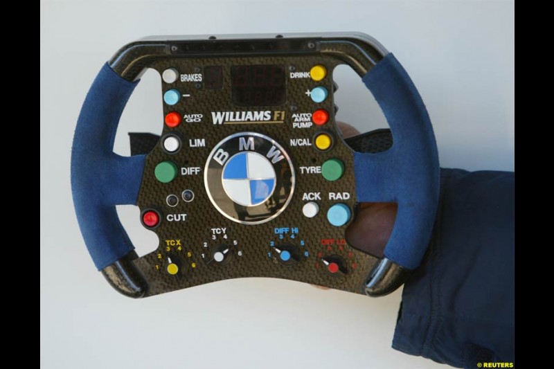 Williams present their new steering wheel. Jerez F1 testing, 9-11 December 2003.