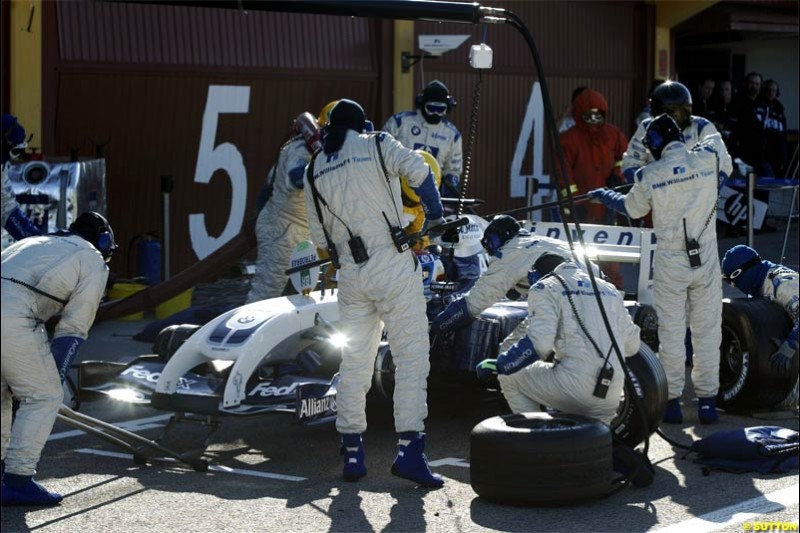 Williams practice pitstops. F1 testing at Valencia, Spain. January 29th 2004.