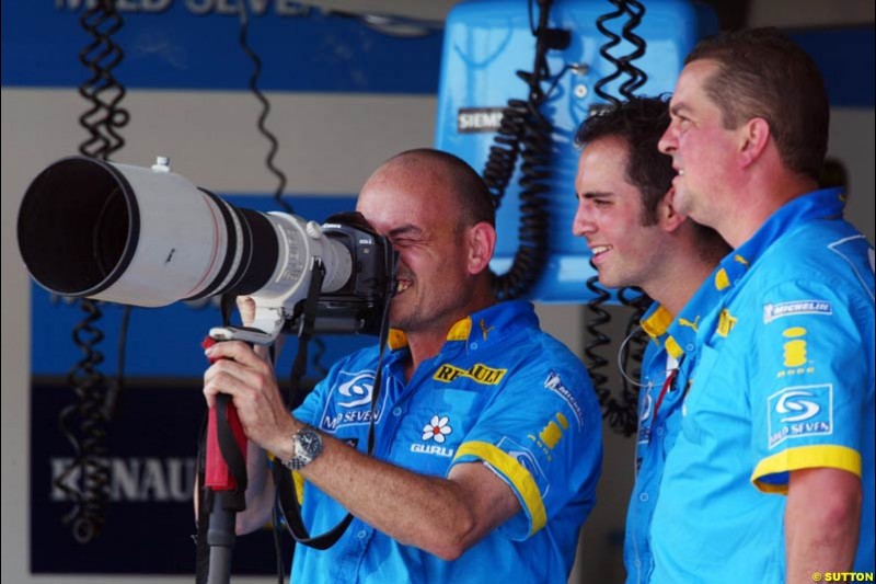 Renault mechanics. Saturday qualifying for the Malaysian Grand Prix. Sepang, Kuala Lumpur, Malaysia. March 20th 2004.