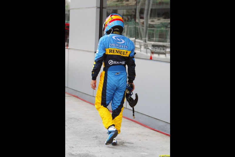 Fernando Alonso, Renault, returns to the paddock after spinning on his flying lap. Saturday qualifying for the Malaysian Grand Prix. Sepang, Kuala Lumpur, Malaysia. March 20th 2004.