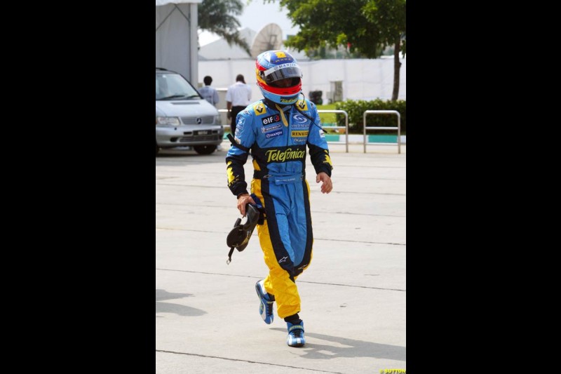 Fernando Alonso, Renault, returns to the paddock after spinning on his flying lap. Saturday qualifying for the Malaysian Grand Prix. Sepang, Kuala Lumpur, Malaysia. March 20th 2004.