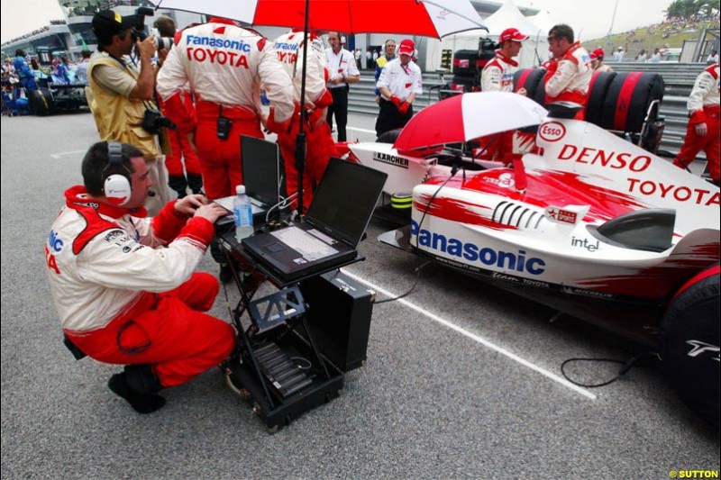 Toyota prepare for the race. The Malaysian Grand Prix. Sepang, Kuala Lumpur, Malaysia. March 21st 2004.