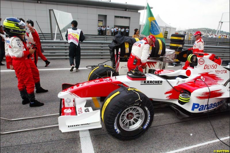 Toyota prepare for the race. The Malaysian Grand Prix. Sepang, Kuala Lumpur, Malaysia. March 21st 2004.