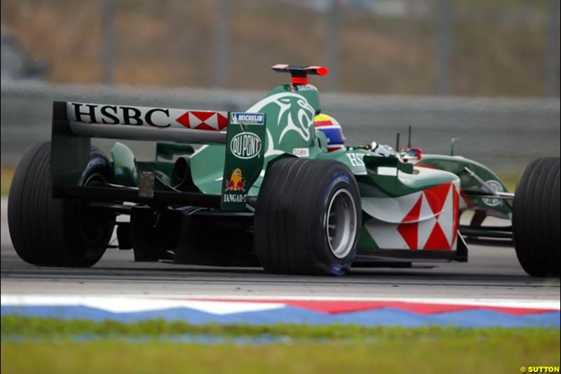 Mark Webber, Jaguar, struggles with a rear puncture. The Malaysian Grand Prix. Sepang, Kuala Lumpur, Malaysia. March 21st 2004. 