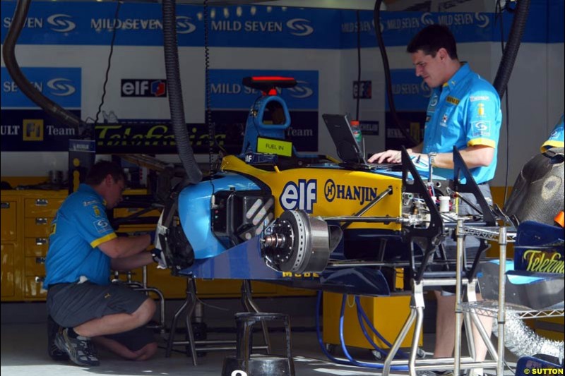 Renault preparations. Bahrain Grand Prix, Bahrain International Circuit. April 1st, 2004.