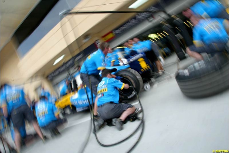 Renault practice pitstops. Bahrain Grand Prix, Bahrain International Circuit. April 1st, 2004.