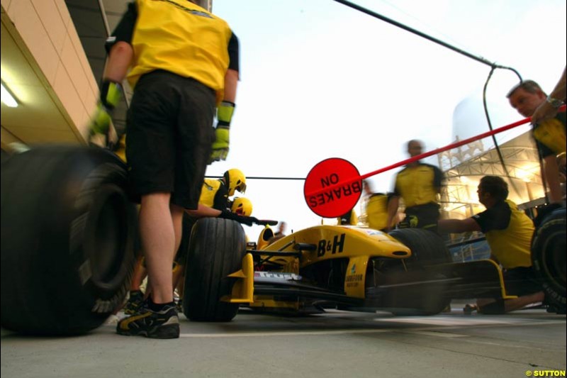 Jordan practice pitstops. Bahrain Grand Prix, Bahrain International Circuit. April 1st, 2004.