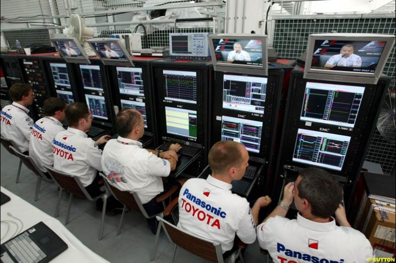 Toyota's engineering offices. Bahrain Grand Prix, Bahrain International Circuit. April 1st, 2004.