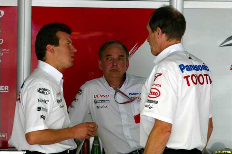 Olivier Panis with John Hewett, Toyota. Bahrain Grand Prix, Bahrain International Circuit. April 1st, 2004.