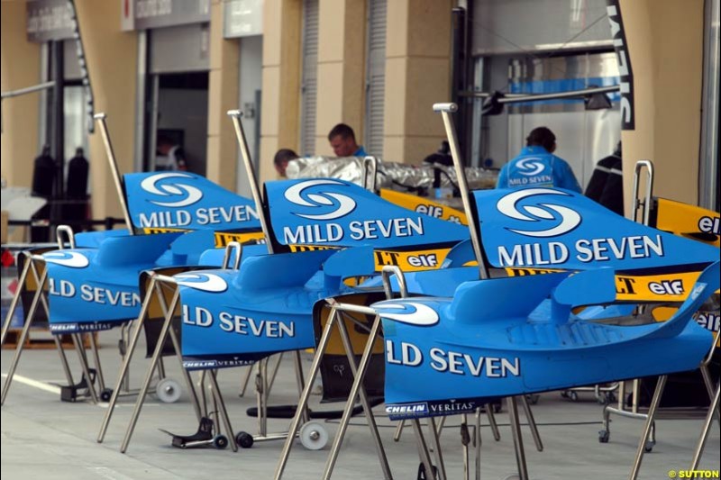 Renault bodywork.  Bahrain Grand Prix, Bahrain International Circuit. April 1st, 2004.