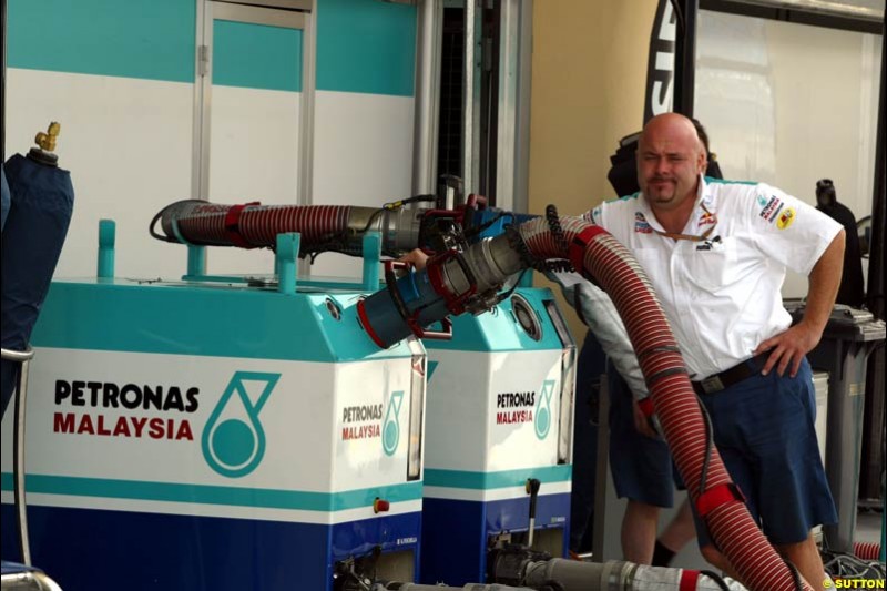 Sauber mechanic with the refuelling rig. Bahrain Grand Prix, Bahrain International Circuit. April 1st, 2004.