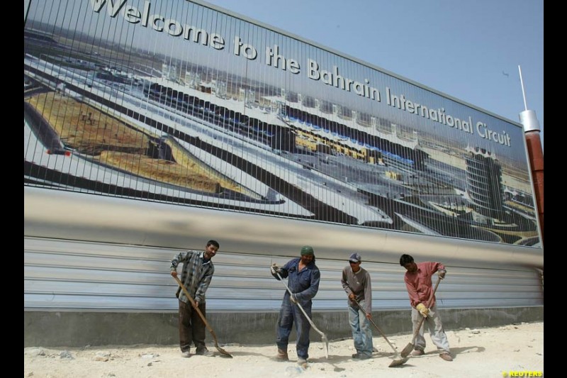 Last touches of work around the track. Bahrain Grand Prix, Bahrain International Circuit. April 1st, 2004.