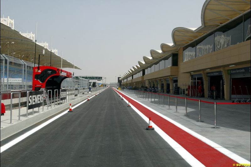 The pitlane. Bahrain Grand Prix, Bahrain International Circuit. April 1st, 2004.