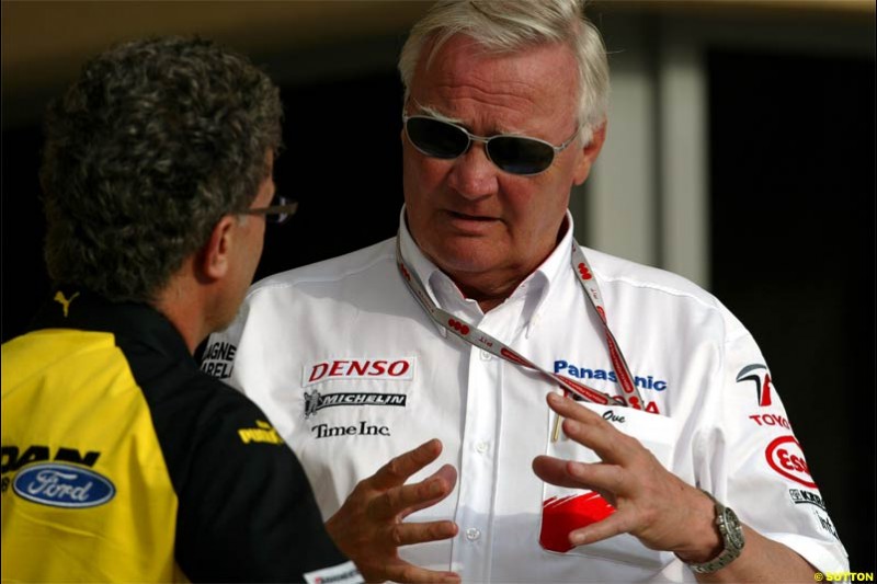 Eddie Jordan adn Ove Andersson. Saturday qualifying for the Bahrain Grand Prix. Bahrain International Circuit, April 3rd 2004.