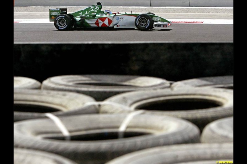 Christian Klien, Jaguar. Saturday qualifying for the Bahrain Grand Prix. Bahrain International Circuit, April 3rd 2004.