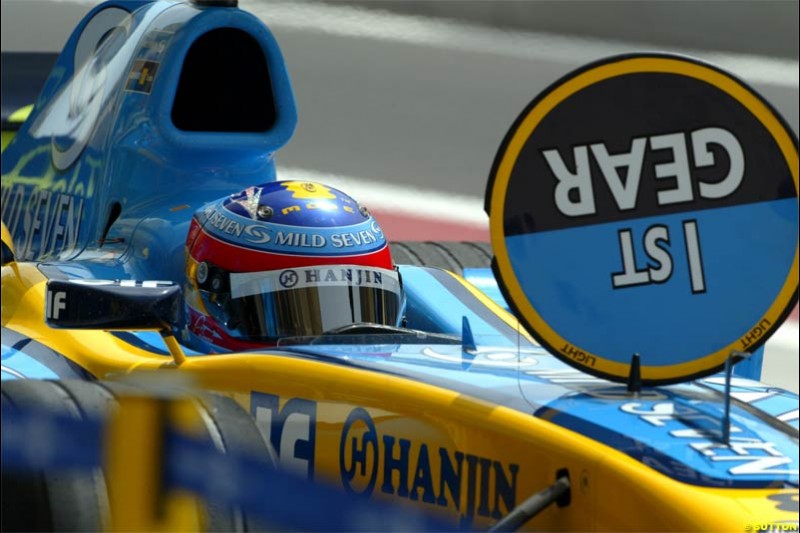 Fernando Alonso, Renault. Saturday qualifying for the Bahrain Grand Prix. Bahrain International Circuit, April 3rd 2004.