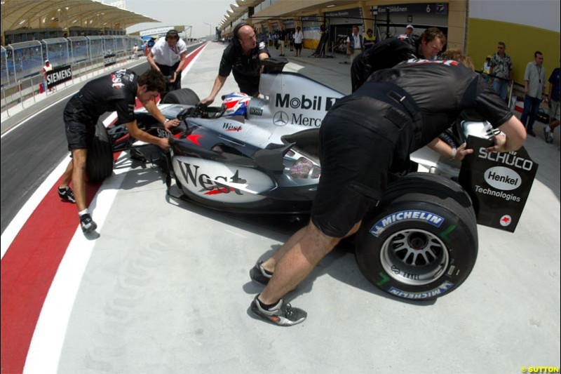 Saturday qualifying for the Bahrain Grand Prix. Bahrain International Circuit, April 3rd 2004.
